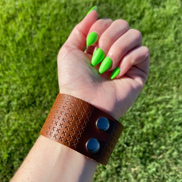 Brown Bracelet Soft Leather Cognac Embossed X Western Thick Snap Cuff Women Men - Picture 4 of 5